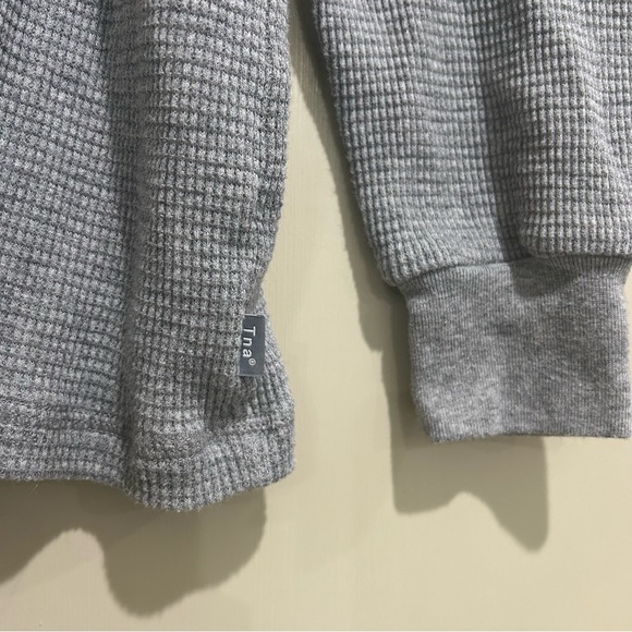 TNA Aritzia women’s gray long sleeve thermal waffle oversized shirt size XS - Picture 3 of 3